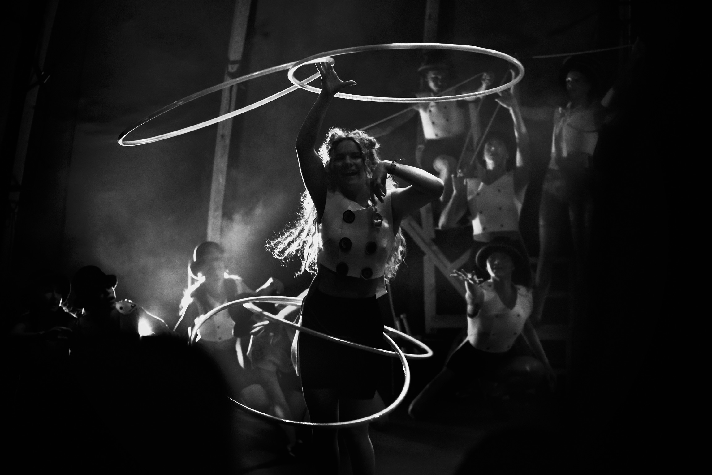 Artiste de Cirque-en-Ciel manipulant plusieurs cerceaux sur scène